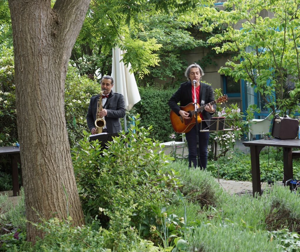 die Musiker Palmitess udn Erario spielen ein Konzert im Dr. Milded Scheel Haus